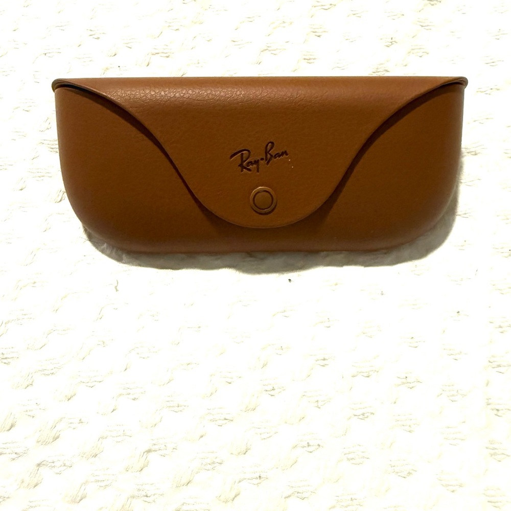 Meta Ray-Ban Tan Sunglasses charger case